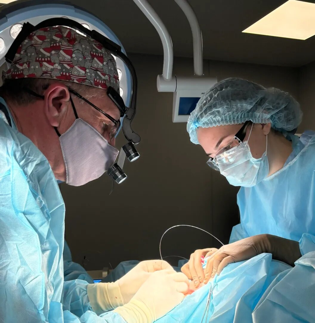 Специалисты медицинского центра «Альмед» в процессе лазерной операции