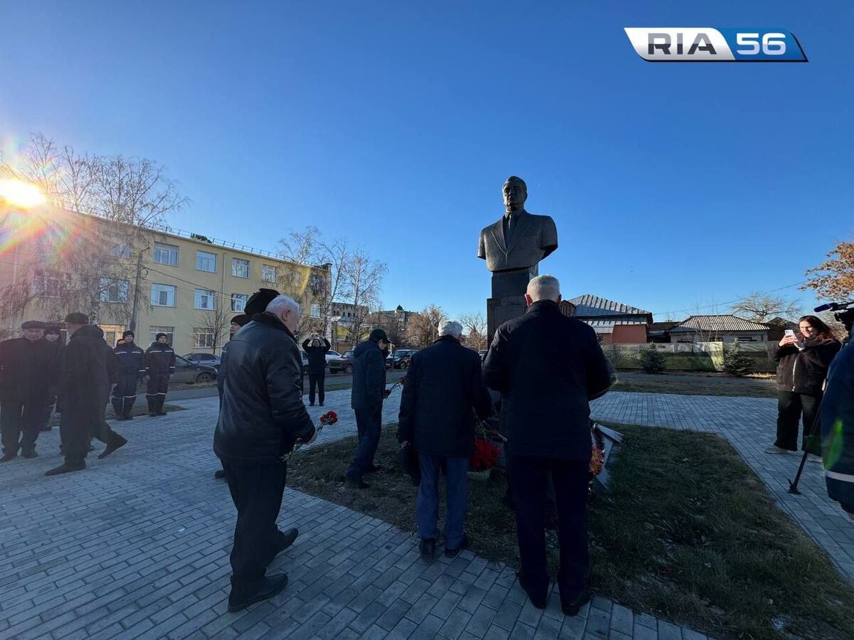  📷    16 лет во главе области. В Оренбурге возложили цветы к памятнику Александра Коваленко Белов Михаил Александрович
