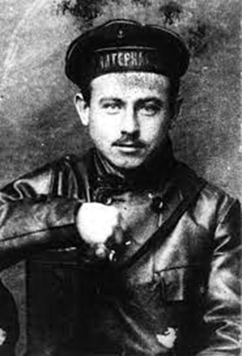    Иван Папанин родился в Севастополе в семье моряка. Окончив земскую школу, он работал в порту и на судостроительном заводе, а в 1914 году был призван на императорский флот. Во время Гражданской войны Папанин поддержал большевиков и отличился в боях на Украине и в Крыму / Wikimedia Commons/Public Domain