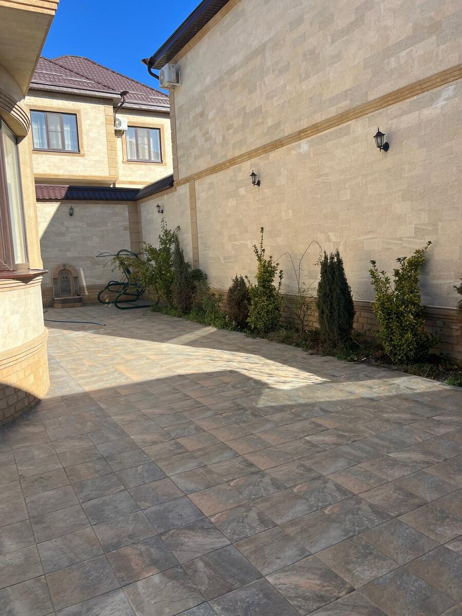 Красивый двор с мангальной зоной.