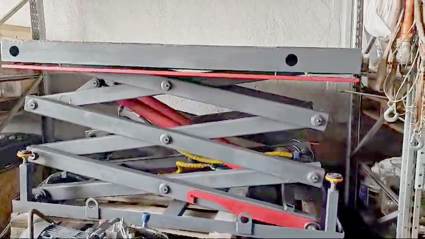 Грузовой многоножничный подъемный стол