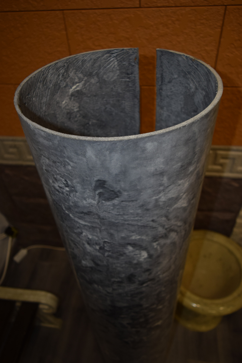 Колонна изготовлена под серый мрамор с толщиной стенки - около 1 см.