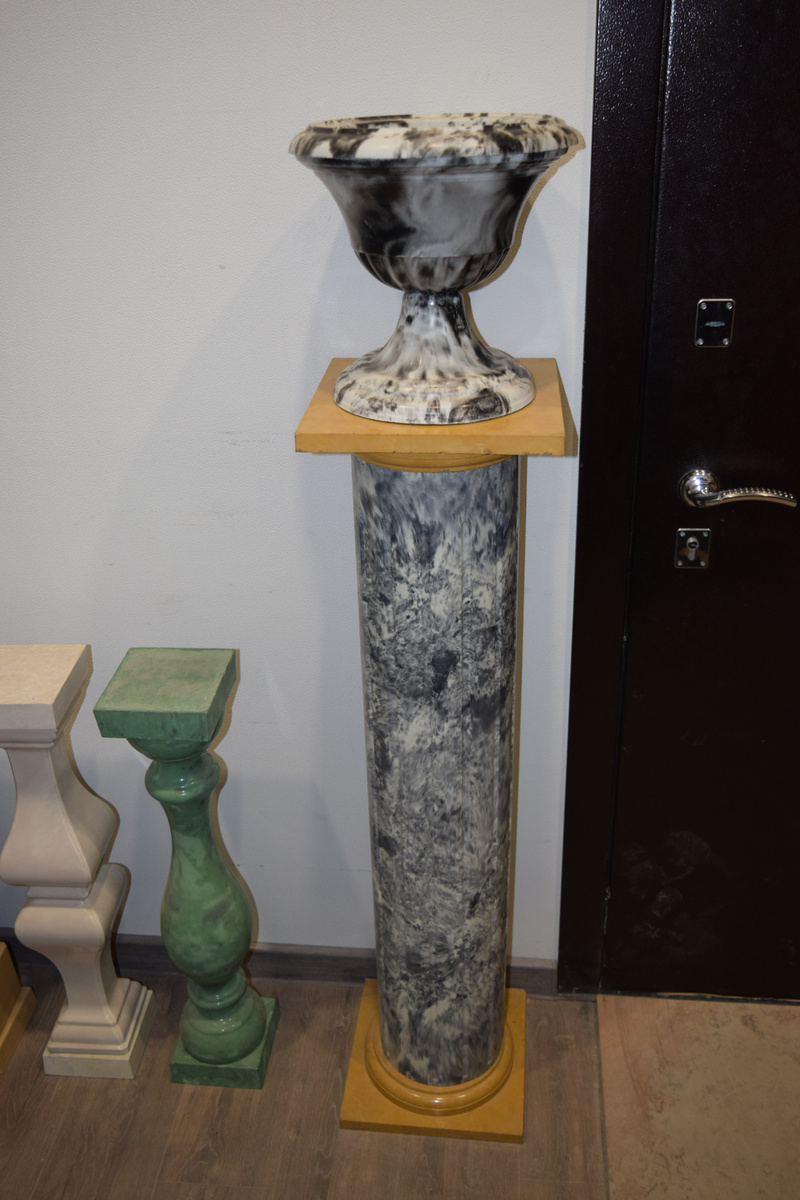 Пустотелая колонна может служить отличным декором практически любого интерьера. На фото - пустотелая колонна с вазоном.