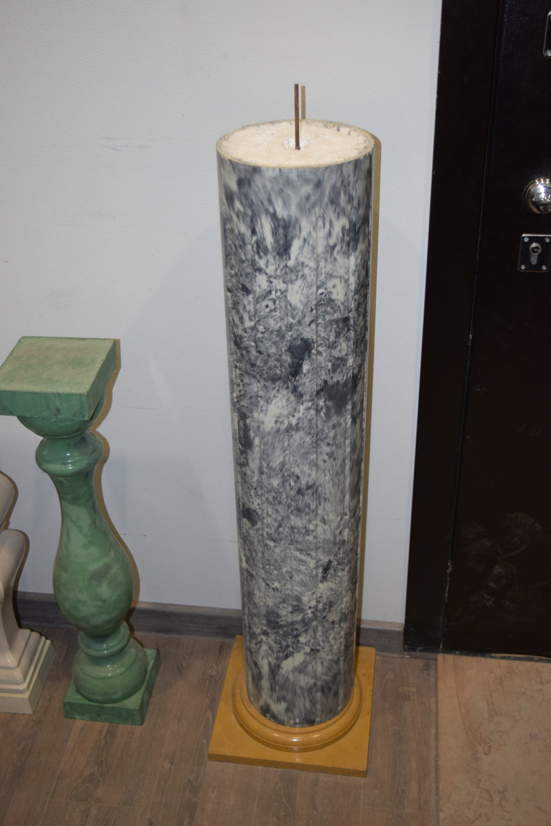 Внутри такой бетонной колонны находится пенопласт.