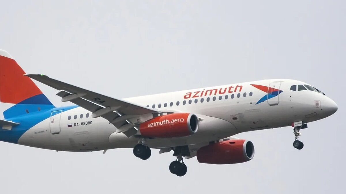    Самолёт «Сухой Суперджет 100» авиакомпании «Азимут».