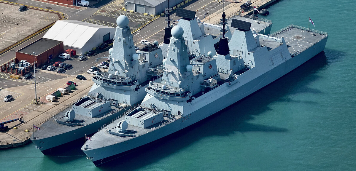 Пара эсминцев типа 45 скучает у причала военно-морской базы в городе Портсмут. Шесть эсминцев этого класса являются основой современного надводного флота Великобритании, однако 4 из них сейчас находятся на ремонте