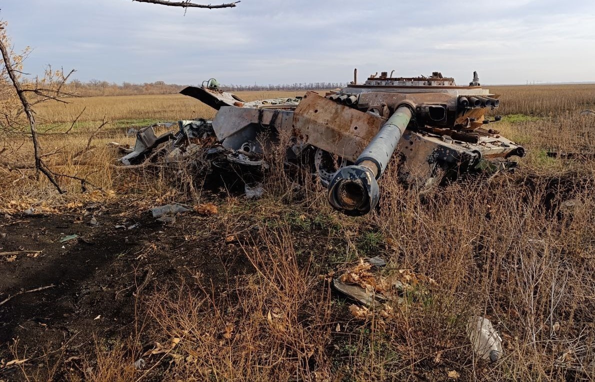 Заглавное фото: уничтоженная в районе н.п. Новомайорское на Южно-Донецком направлении операторами FPV-дронов 40 бригады морской пехоты ТОФ бронетехника ВСУ, источник – Телеграм-канал Dambiev