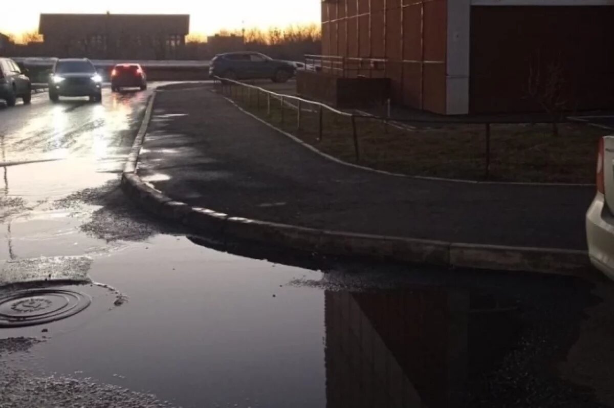    Жители многоэтажки в Оренбурге несколько дней живут по колено в стоках