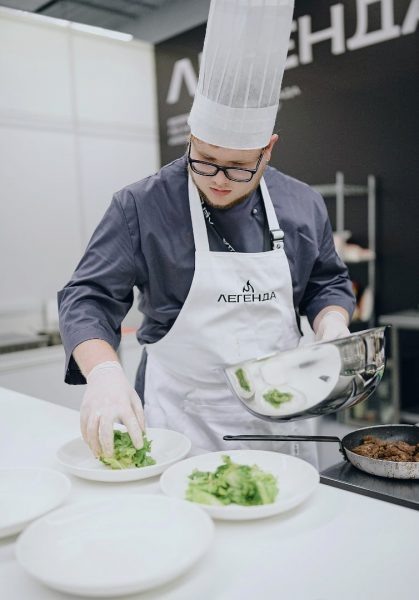 Моя мама часто шутит: «Егор родился с ложкой в руке и с поварским колпаком на голове»