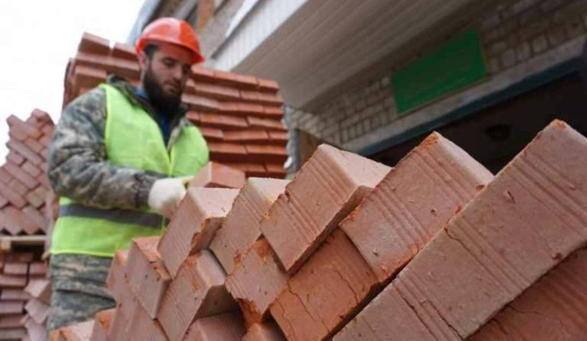     Строитель. Источник: rbc.ru Автор фото: Артеменков Александр