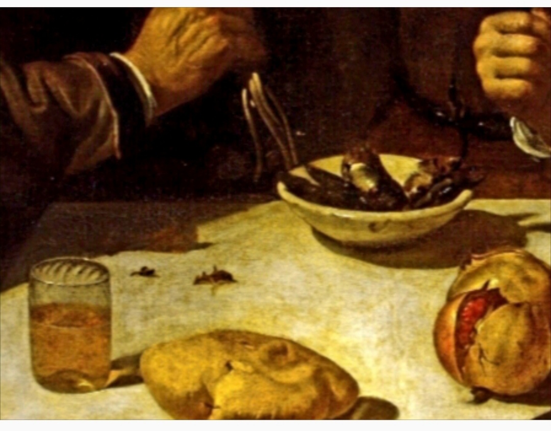 Внимание привлекает изображенный стол, на котором стоит тарелка с устрицами, ближе к центру булочка, правее два граната, слева - стакан с желтоватым напитком. Хорошо видно, что стакан с гранями вверху. 