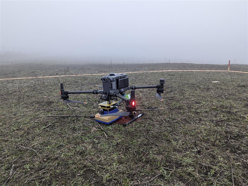 Квадрокоптер с целевой нагрузкой перед полетом