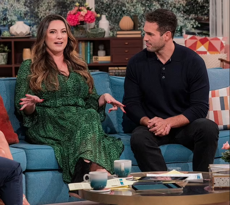 Здесь Келли Брук и Джереми Паризи в программе ITV This Morning в сентябре 2024 обсуждают путешествия по миру