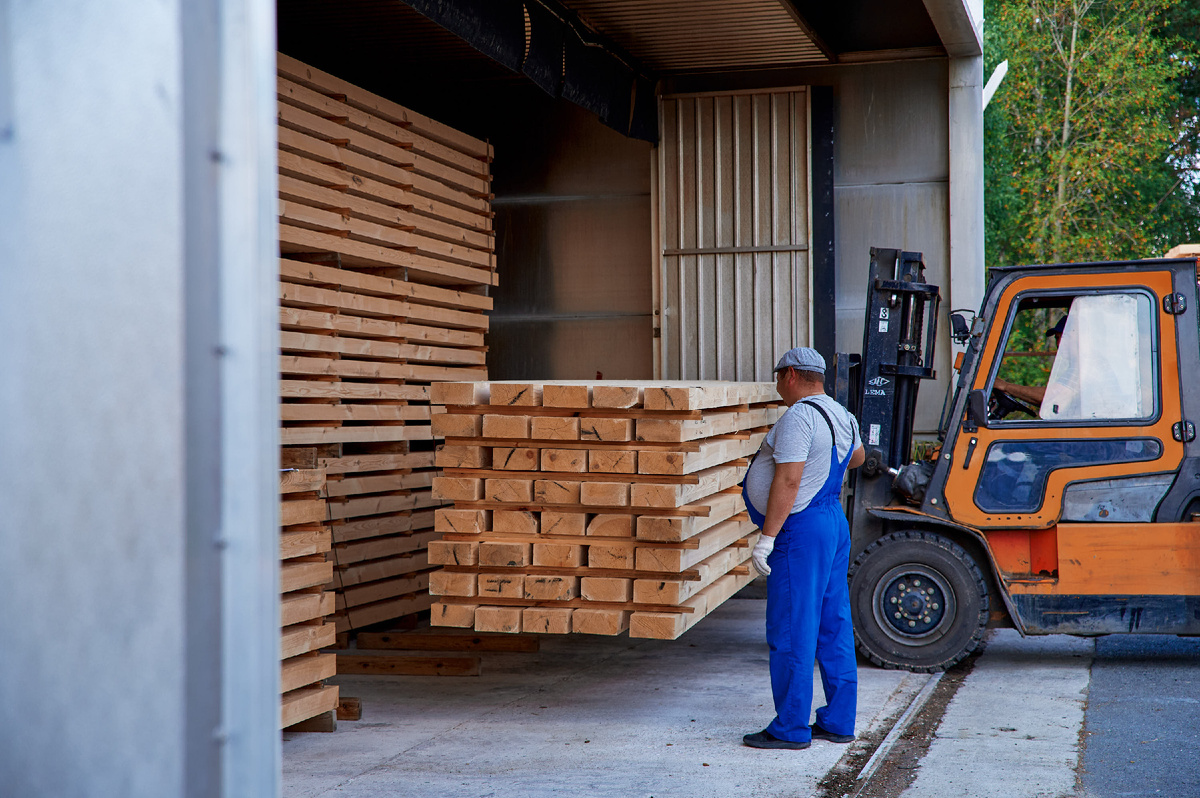 Загрузка пиломатериала в камеру сушки ( ЛПК "Тобол")