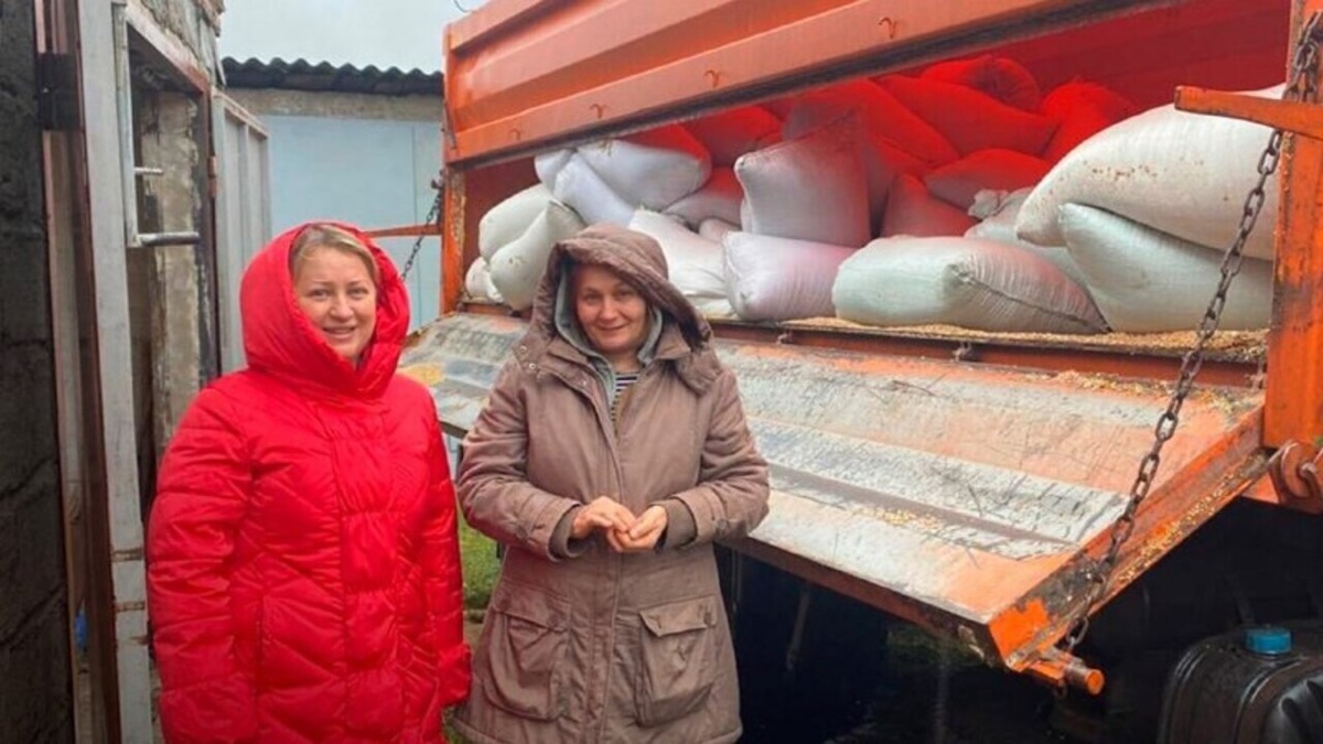    По поручению губернатора Курской области жительнице Глушковского района привезли корм для лошадей