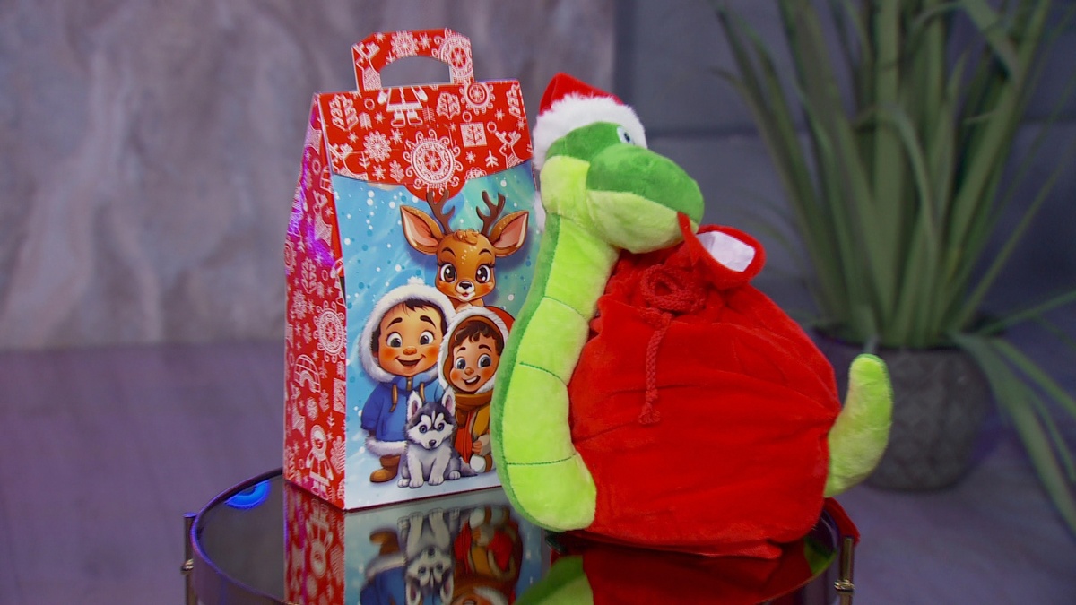 На полках магазинов множество ярких коробок с конфетами
