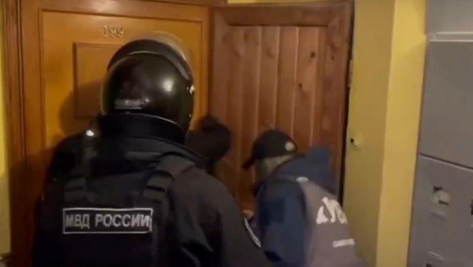    Поимка сообщников украинских мошенников в Петербурге, ноябрь 2024 года. Снимок с видео, оперативная съёмка, максимально возможное качество. Автор фото: Пресс-служба ГУ МВД по Петербургу и Ленобласти