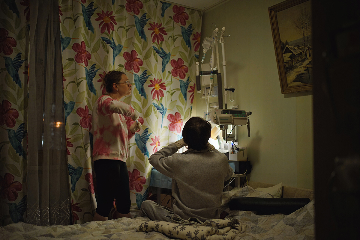 В спальне обустроено место, где Денис и Виктория ежедневно обновляют растворы для капельницы. Вся комната заставлена коробками. «Месяца на три этого хватит…»
Фото: Дарья Крыл для ТД