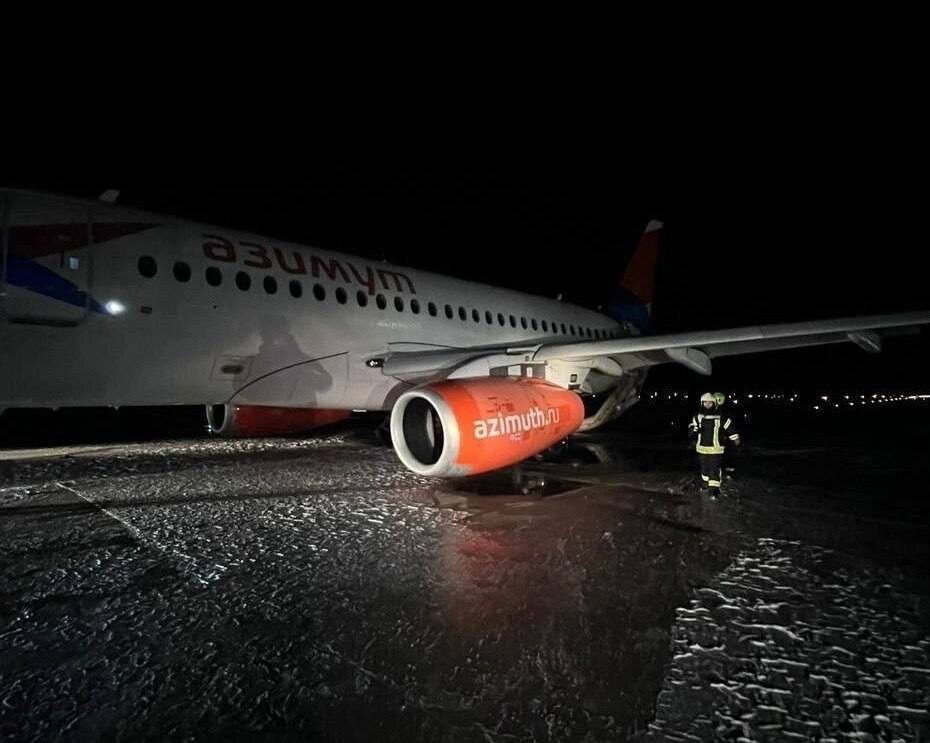 Сгоревший самолет в аэропорту Антальи