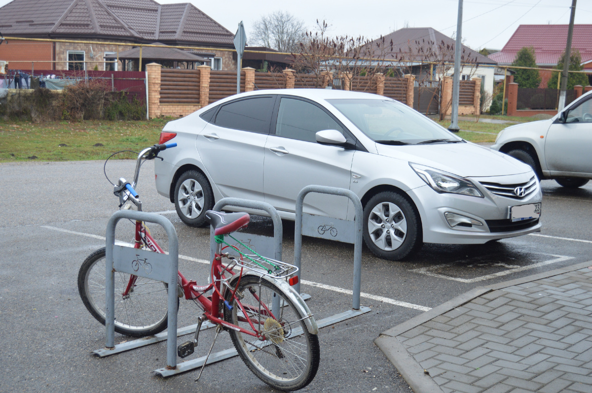 Фото автора. 25.11.2024. Станица. Велосипед, главное средство передвижения.