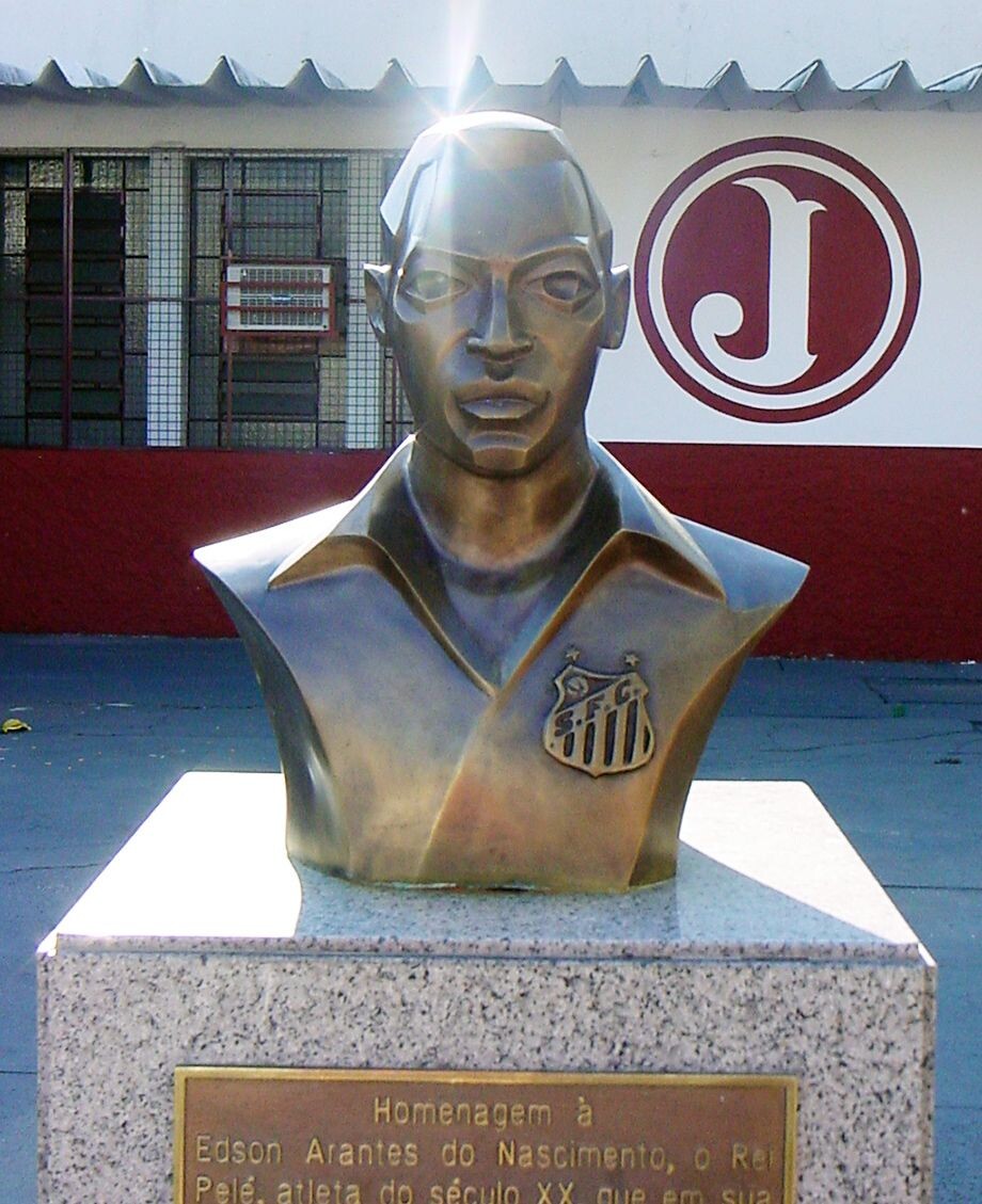 Бюст Пеле. Источник фото: https://www.championat.com