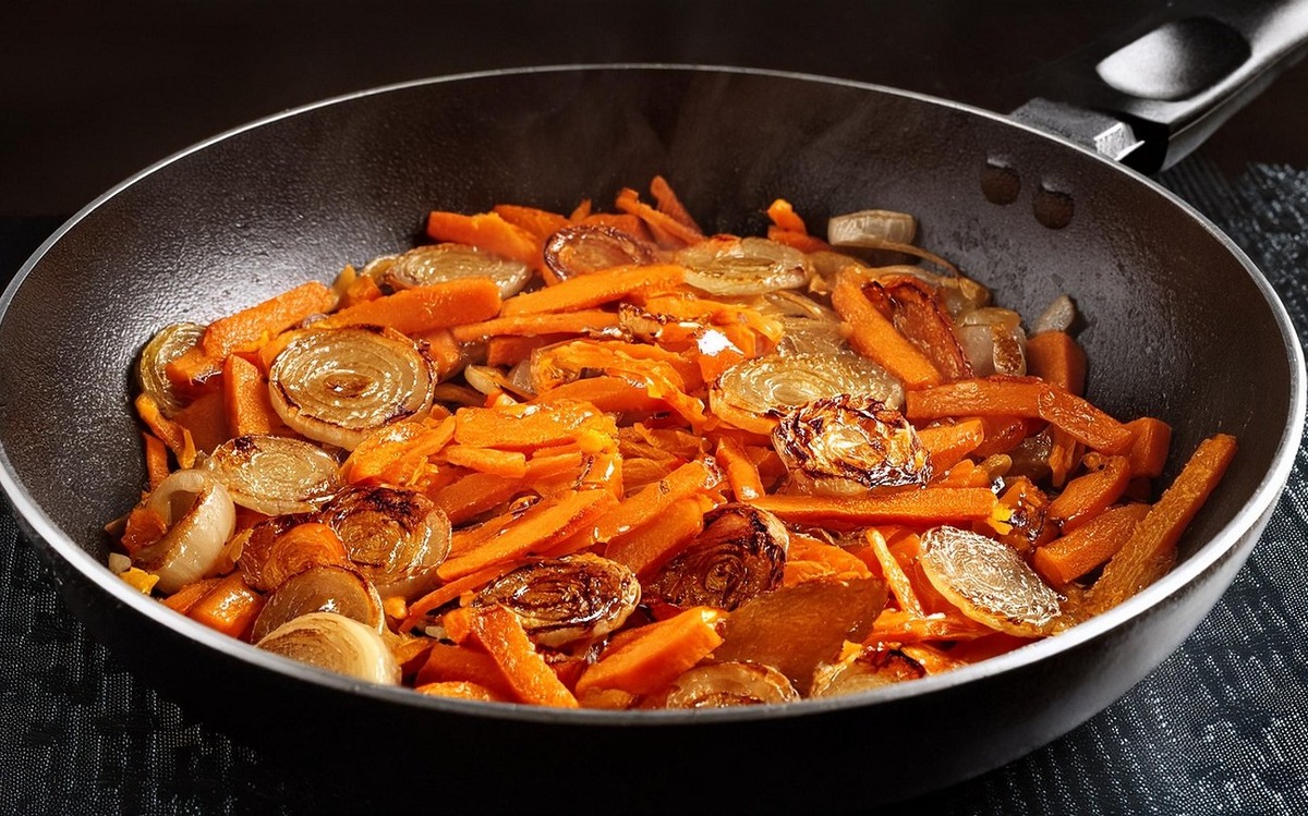 Зажарка станет основой идеальных блюд: секрет правильной последовательности обжарки овощей / Фото: Pogovorim.by