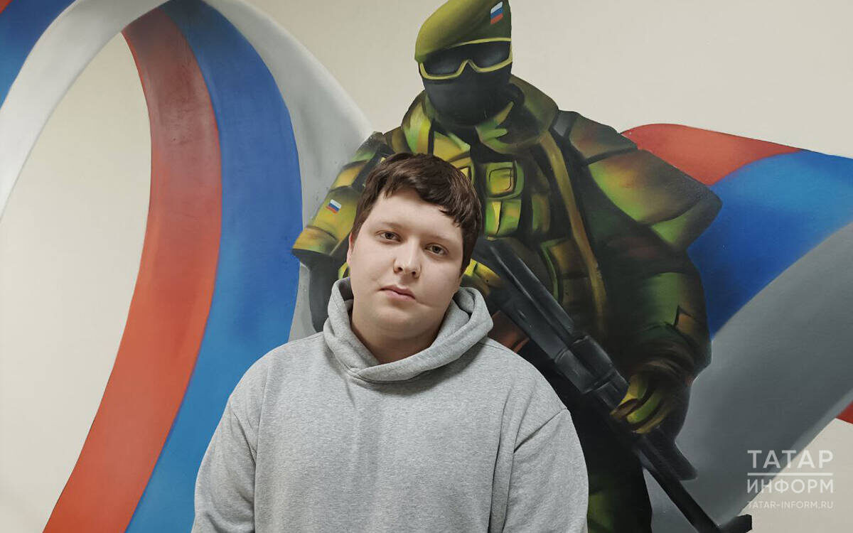 ​Роман Неклюдов потерял ноги на СВО, но сейчас, благодаря протезам, живет привычной жизнью. Фото: © Елена Фенина / «Татар-информ»