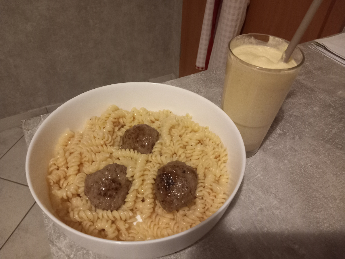 Сынок захотел кушать.