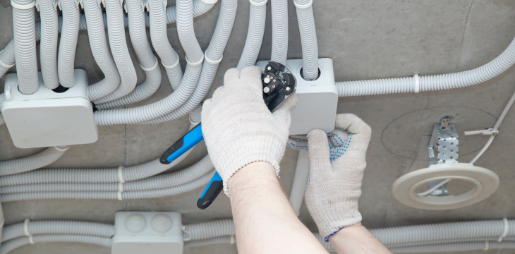 Монтаж электропроводки в помещении