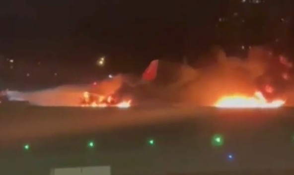 Скрин из видео горящего самолета SSJ-100 в турецкой Анталье