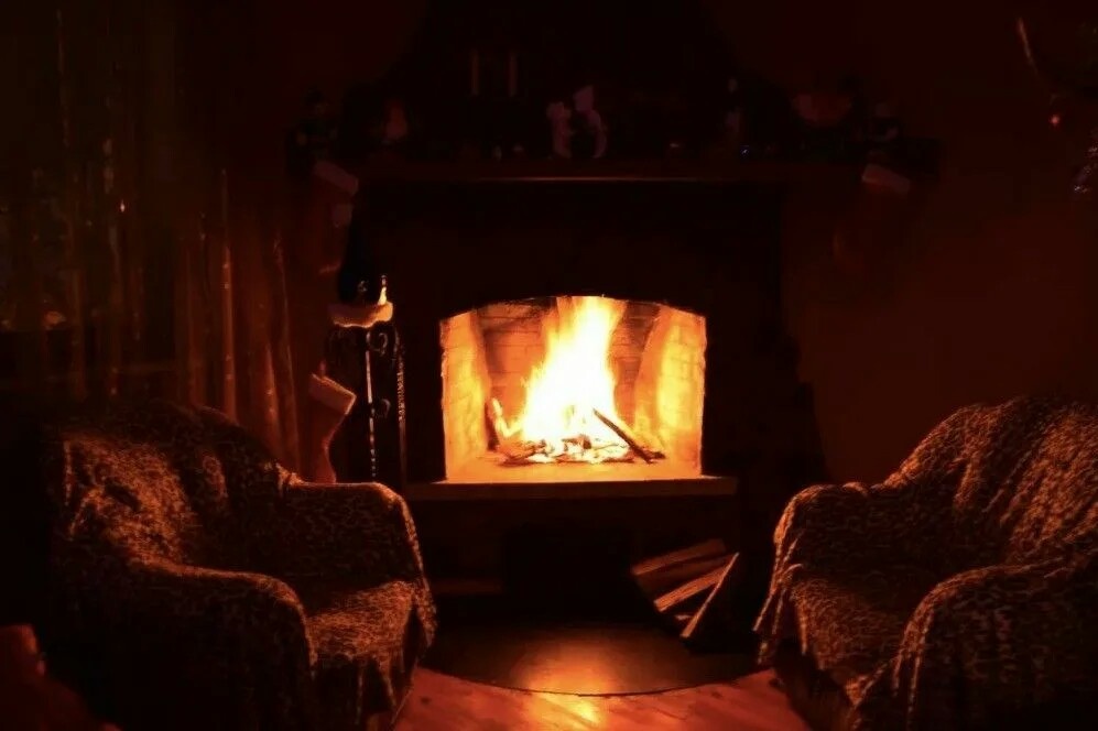 Кресла около камина.