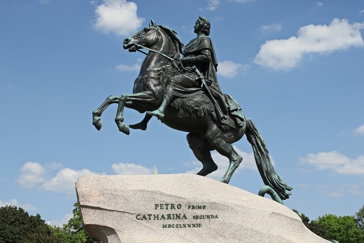 «Медный всадник» — монументальный конный памятник первому российскому императору Петру Великому.