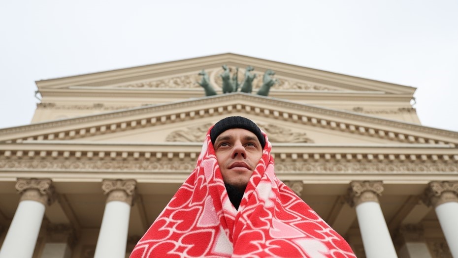    Мужчина в очереди за билетами на спектакль "Щелкунчик" у здания Большого театра. Автор фото: Михаил Синицын / ТАСС