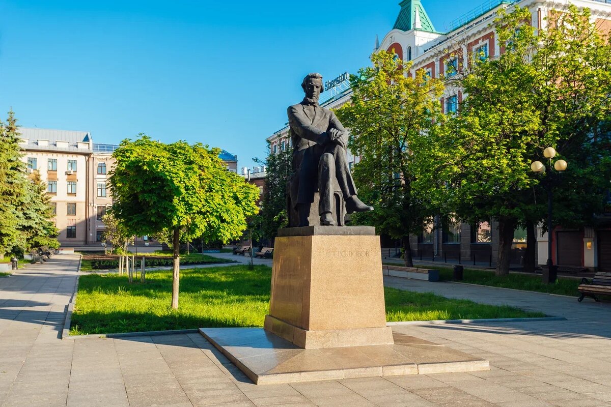 Памятник Н. А. Добролюбову на Театральной площади. Авторы: П. Гусев, Б. Нелюбин