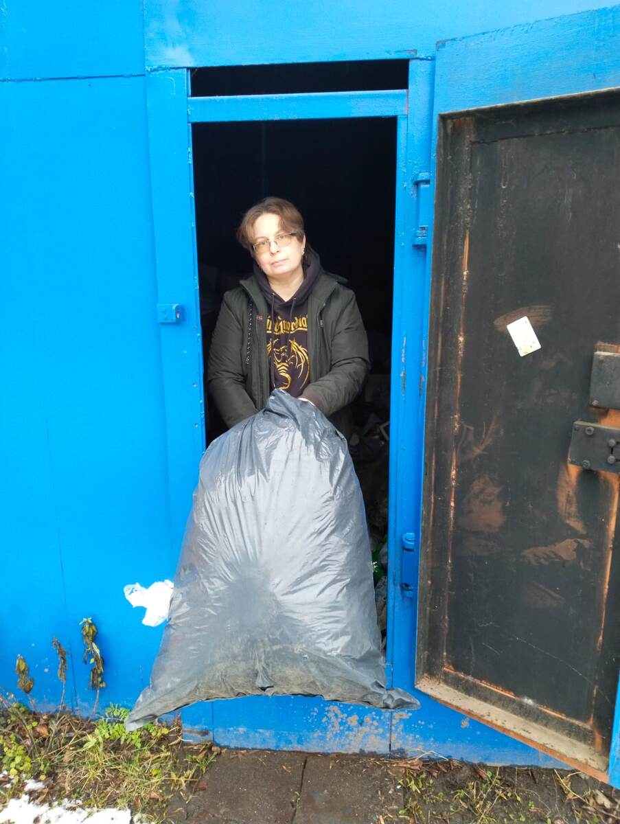 Это наименее пострадавший мешок: в нём всего одна дырка.