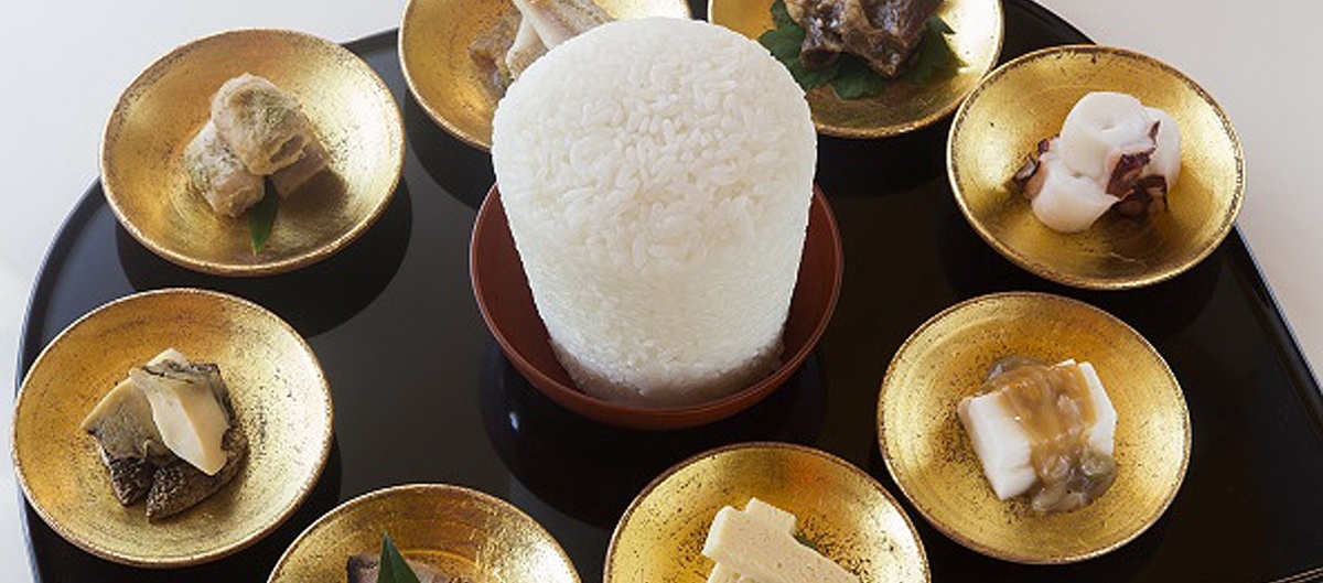 Закуски выставлялись в небольших пиалах вокруг пиалы с рисом