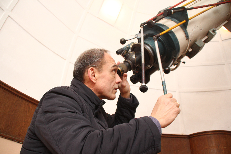    Сергей Жуйко наблюдает за звёздами в телескоп исторической обсерватории МГУ.Фото: Кирилл Искольдский