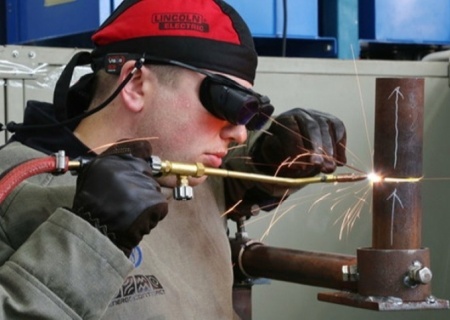    Депутат Госдумы: России не хватает своих сварщиков, которым готовы платить по 300 тысяч рублей