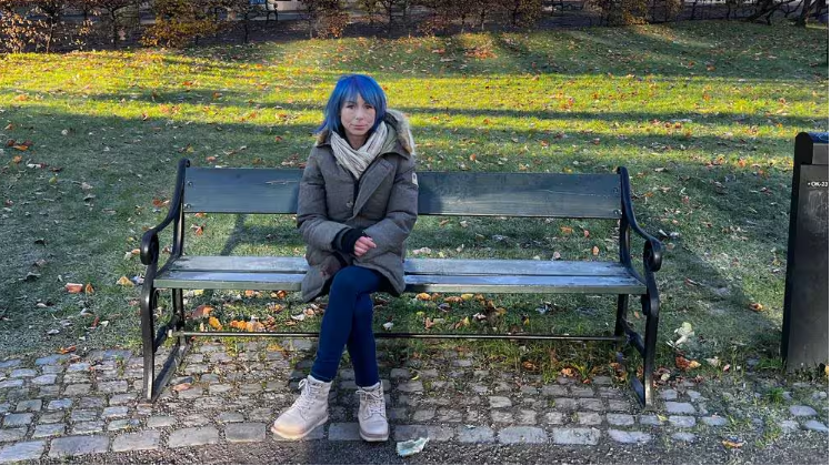 Michelle Alexandra Muren сидит на скамейке, на которой часто спала ранее. NRK.