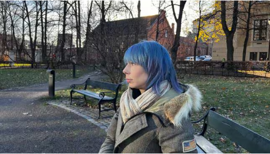 Она надеется, что больше никто не будет спать на этой скамейке зимой. NRK