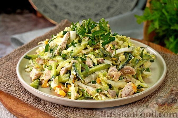 куриные бедра, капуста пекинская, яйца, огурцы, лук зелёный, соль, перец чёрный молотый, сметана, горчица
