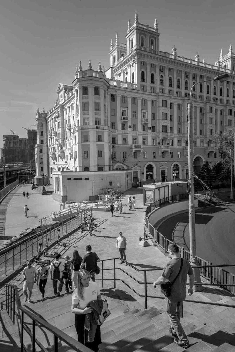 Вид с Тверского путепровода на дом № 1 по Ленинградскому проспекту