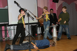 Мальчики показывают сценку по рассказу «Войнушка».