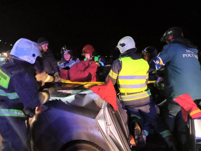    Двух взрослых и ребенка вырезали из разбитой машины под ПетрозаводскомОПС по Прионежскому району