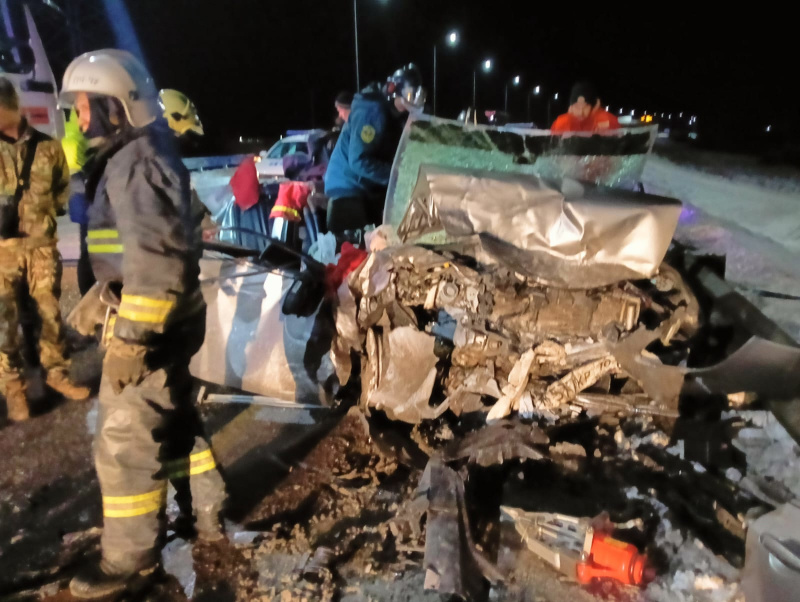    Двух взрослых и ребенка вырезали из разбитой машины под ПетрозаводскомОПС по Прионежскому району