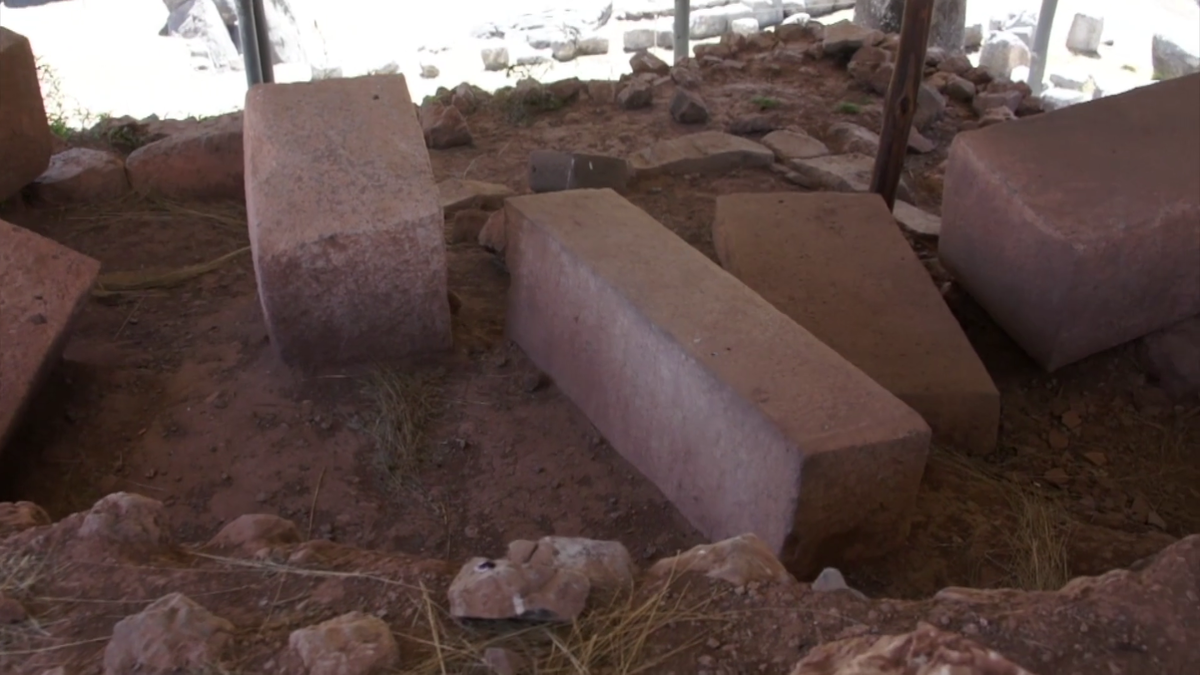 Саксайуаман. Скриншот видео: "Мегалиты Саксайуамана. Что находится внутри разрушенной стены?", канал OMBIO. Ссылка: https://dzen.ru/video/watch/63d7b01cdf78875759b7fc19?sid=107388681820780144