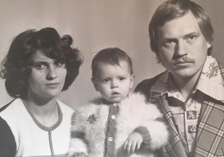 Любовь Толкалина в детстве с родителями. 