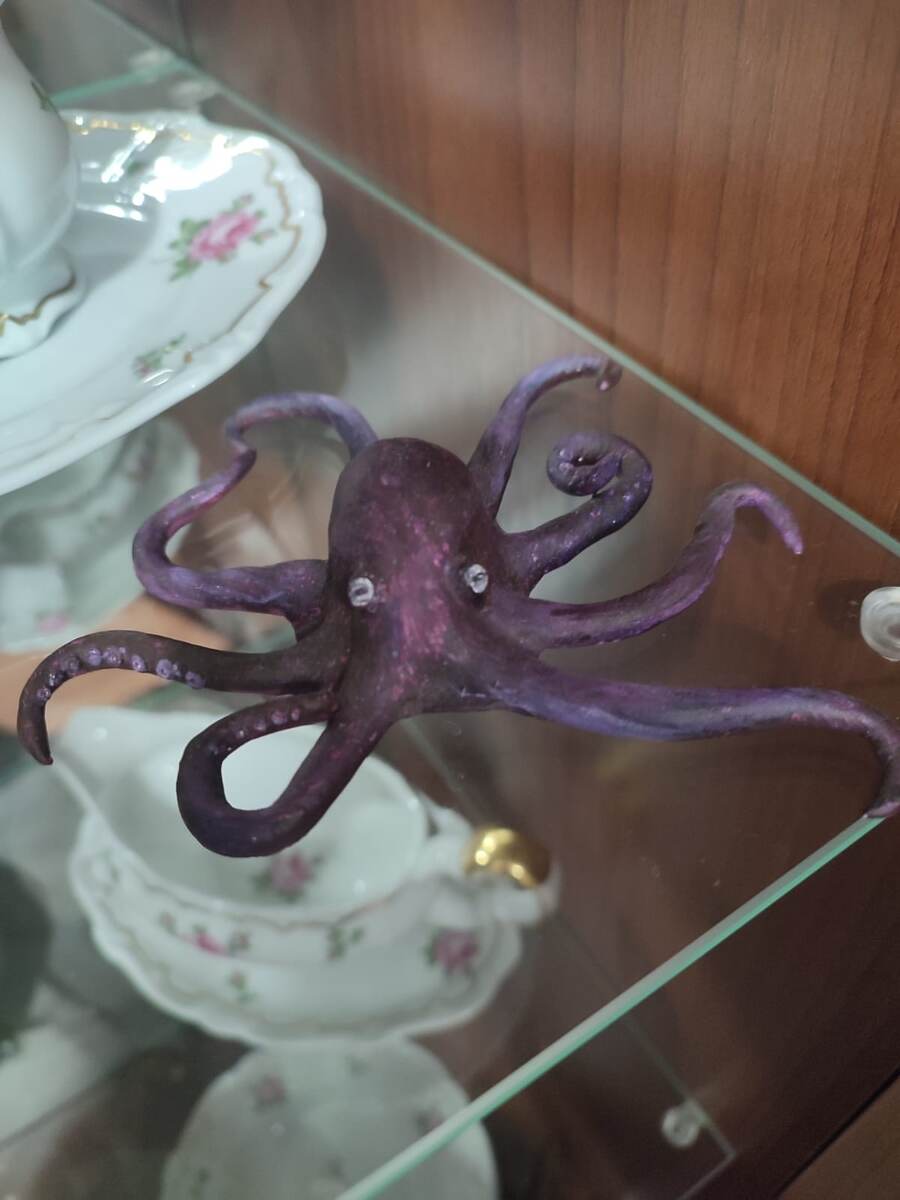 ну, например, ее осьминожек из глины