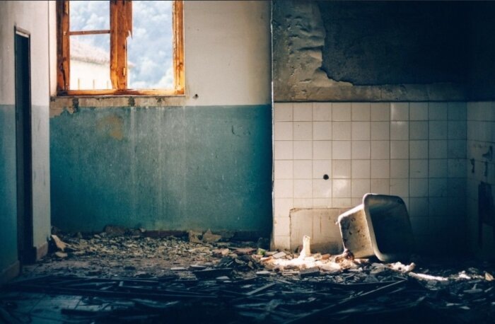             Ещё недавно здесь была квартира, а теперь осталось только ожидание материальной помощи / Фото: pxhere.com