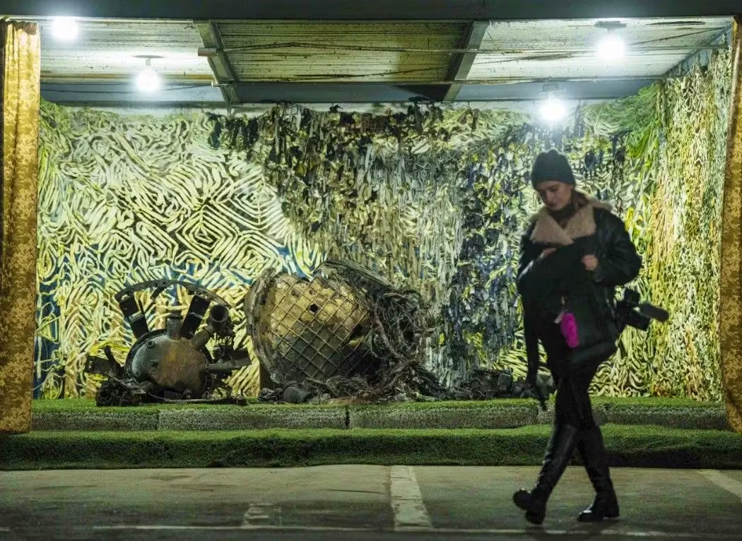 Украинская разведка показала агентству AP в воскресенье обломки российской ракеты "Орешник", выпущенной по Днепру несколько дней назад